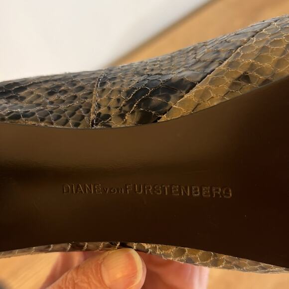 Diane Von Furstenberg Renee Snakeskin Platform Pumps Heels Size 8 Gray Black - Picture 7 of 7